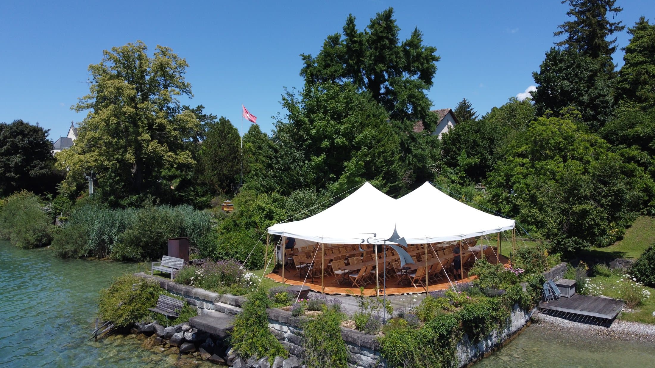 Hochzeitszelt im Garten eines Seegrundstücks in Erlenbach