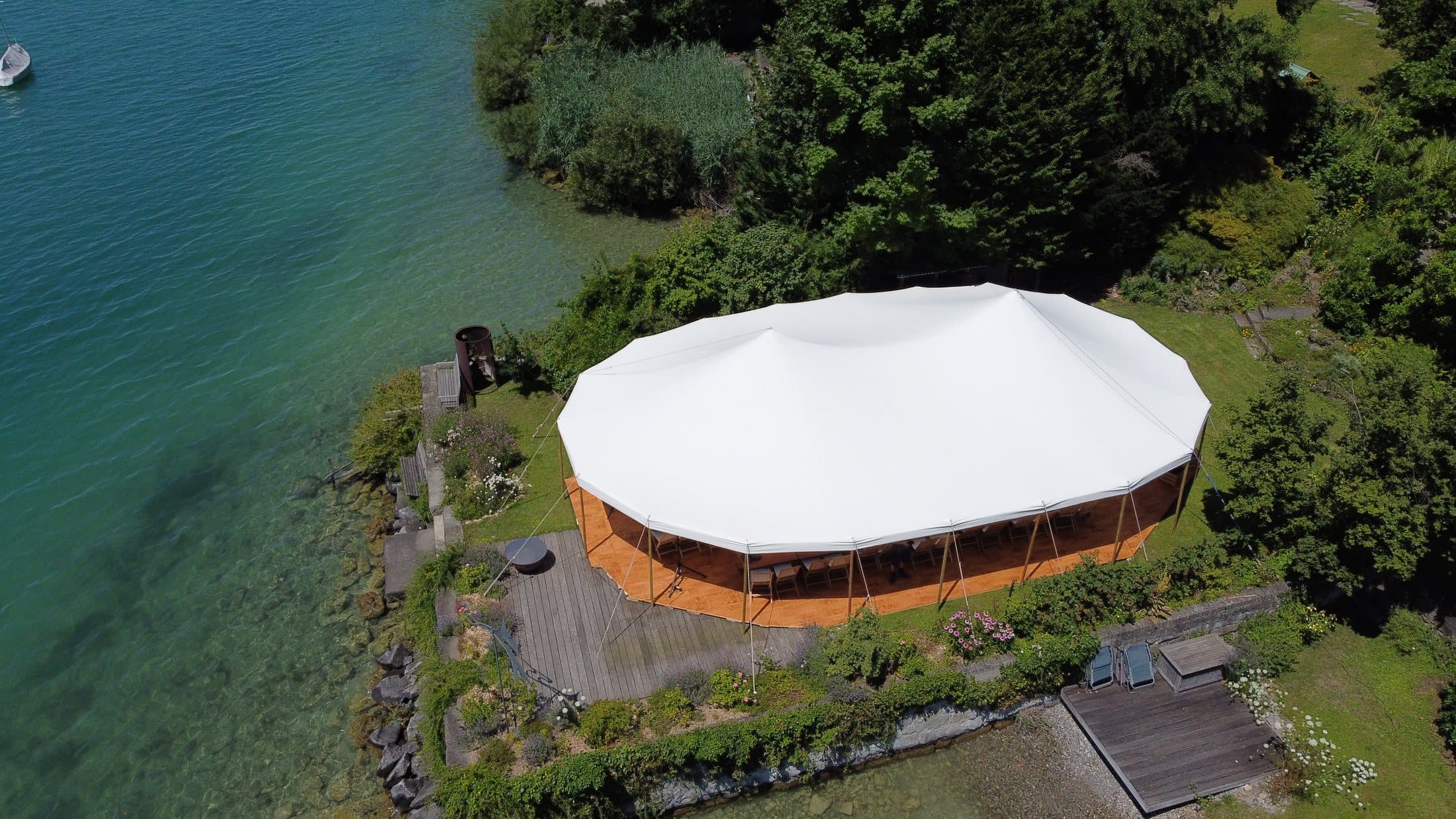 Zelt am Zürichsee aus der Vogelperspektive
