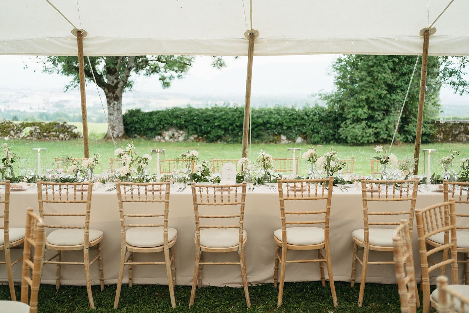 Lange Tafel mit Chiavari-Stühlen unter dem Stoffzelt