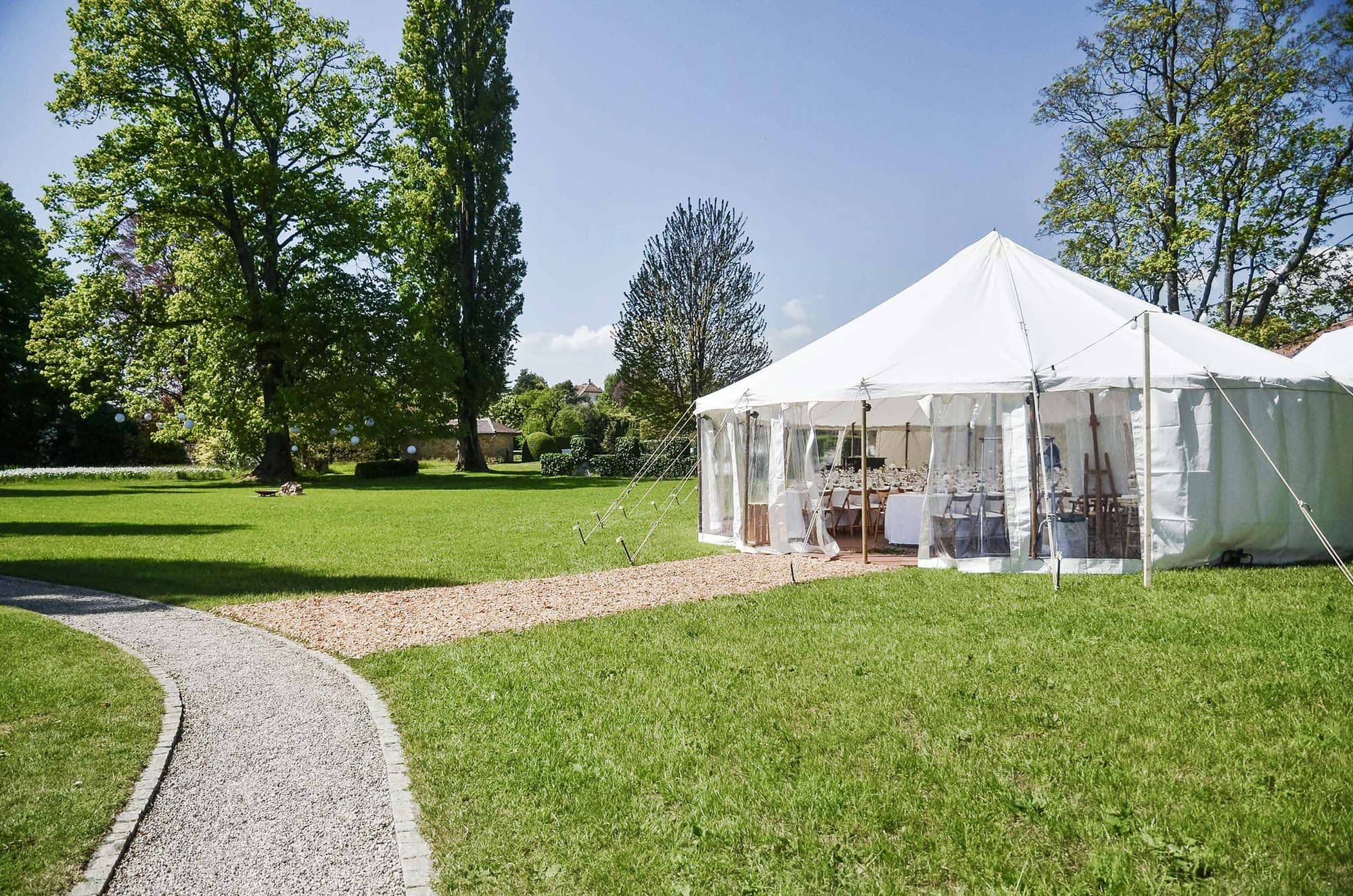 Zelt mit Glasfront im Park eines Landsitzes in Morges VD